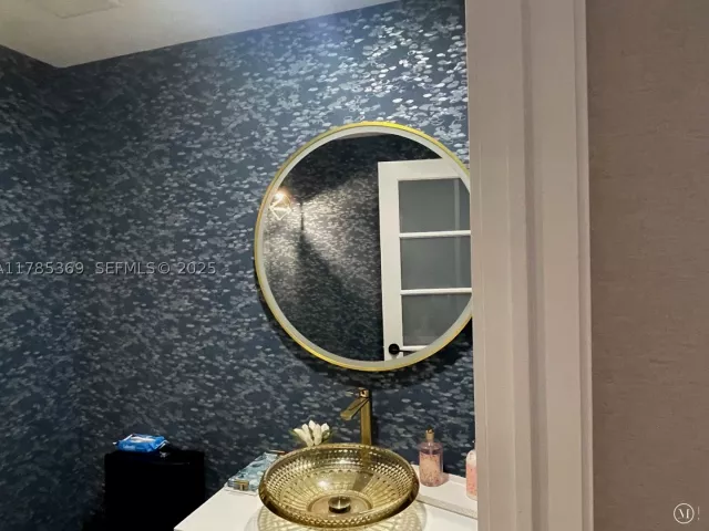 3-bedroom condo for rent in Hollywood - 3101 S Ocean Dr 1707 - MondialRealty