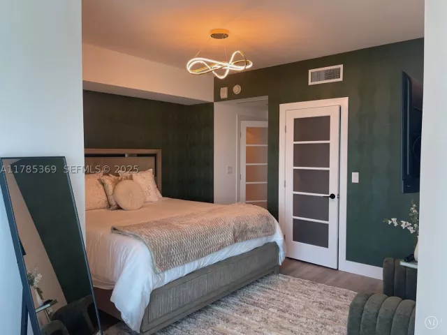 3-bedroom condo for rent in Hollywood - 3101 S Ocean Dr 1707 - MondialRealty