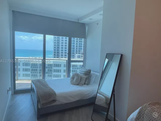 3-bedroom condo for rent in Hollywood - 3101 S Ocean Dr 1707 - MondialRealty