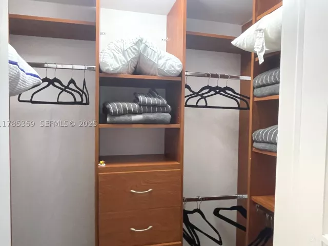 3-bedroom condo for rent in Hollywood - 3101 S Ocean Dr 1707 - MondialRealty