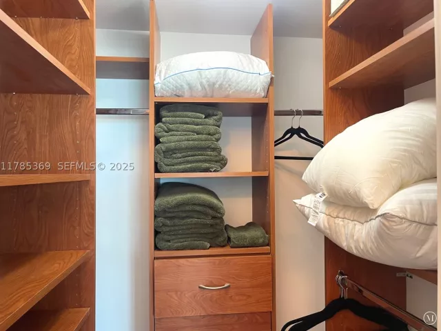 3-bedroom condo for rent in Hollywood - 3101 S Ocean Dr 1707 - MondialRealty