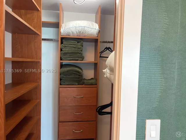 3-bedroom condo for rent in Hollywood - 3101 S Ocean Dr 1707 - MondialRealty