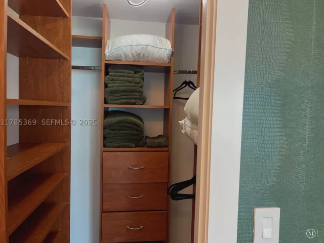 3-bedroom condo for rent in Hollywood - 3101 S Ocean Dr 1707 - MondialRealty