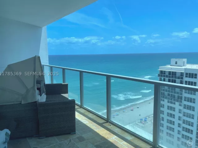 3-bedroom condo for rent in Hollywood - 3101 S Ocean Dr 1707 - MondialRealty
