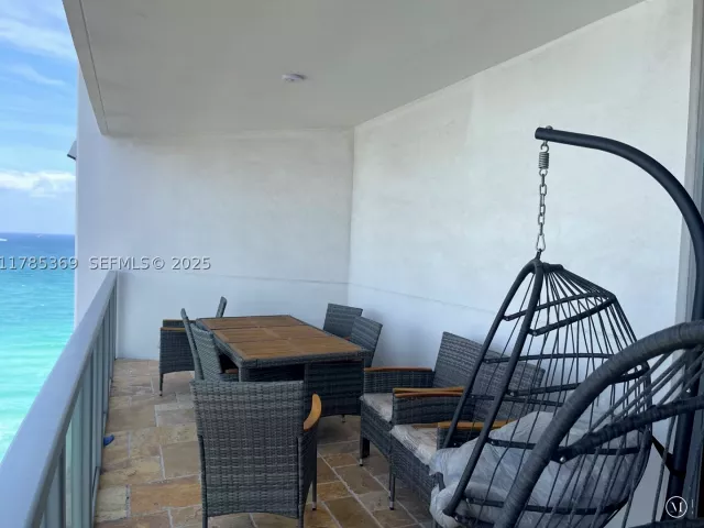 3-bedroom condo for rent in Hollywood - 3101 S Ocean Dr 1707 - MondialRealty