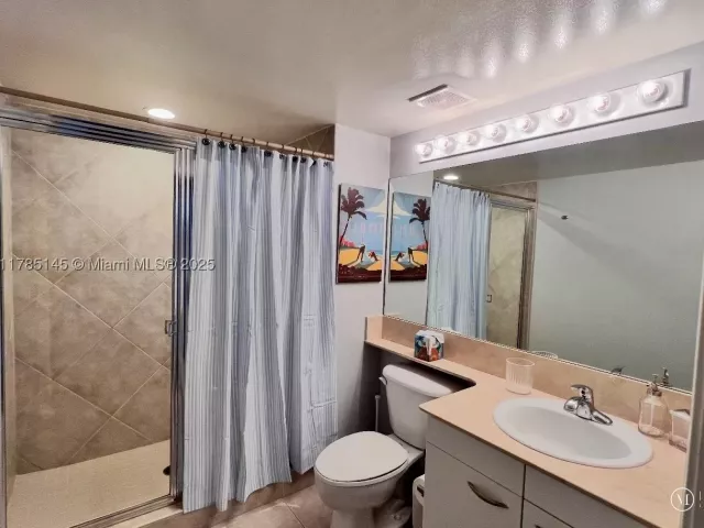 2-bedroom condo for rent in Hallandale Beach - 2080 S Ocean Dr 707 - MondialRealty