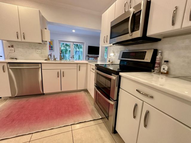 Home for rent at 801 NW 6th Drive - photo 5954183