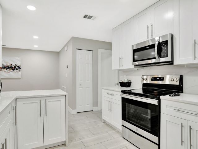 Home for rent at 1035 NW 5th Ave - photo 5941852