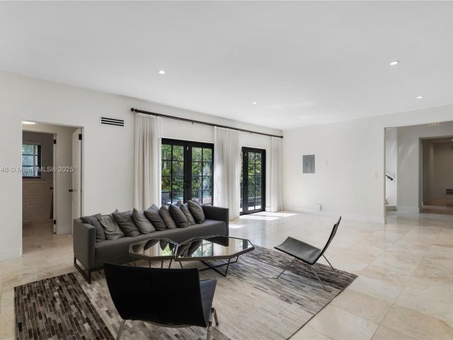 Home for sale at 100 E Dilido Dr - photo 5871898