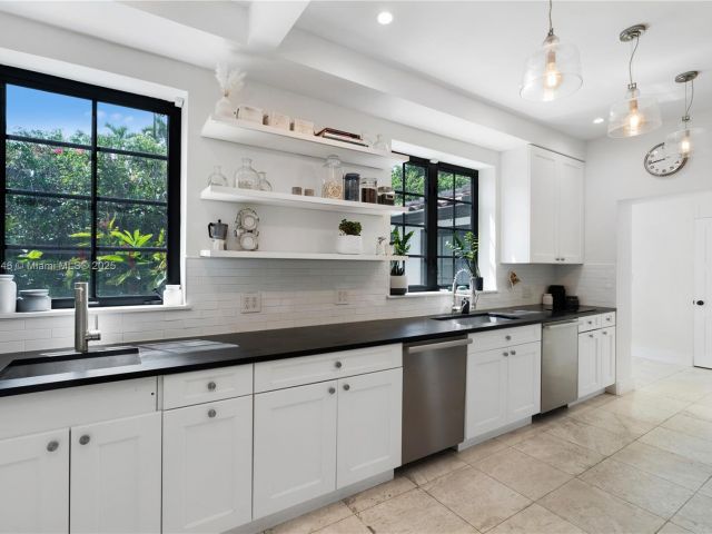 Home for sale at 100 E Dilido Dr - photo 5871902