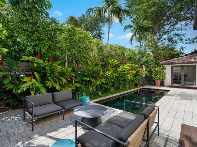 Home for sale at 100 E Dilido Dr - photo 5871908