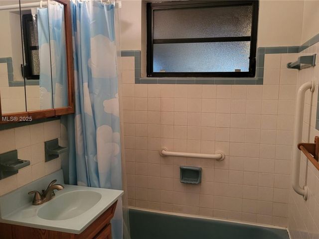 3-bedroom home for sale in Hollywood - 521 N 70th Way - MondialRealty