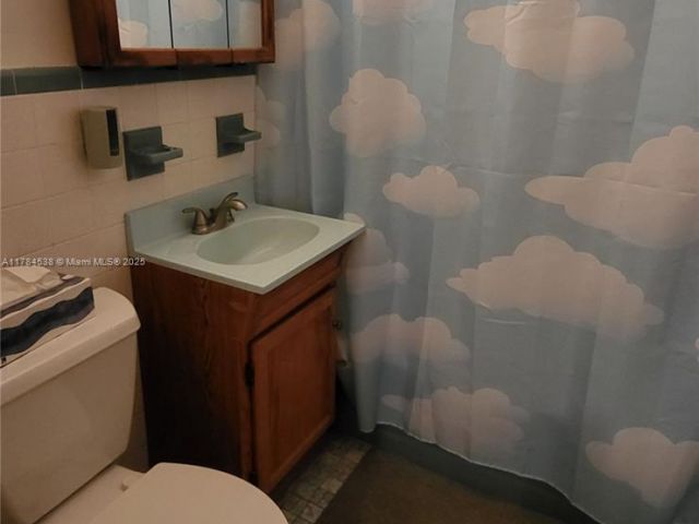 3-bedroom home for sale in Hollywood - 521 N 70th Way - MondialRealty