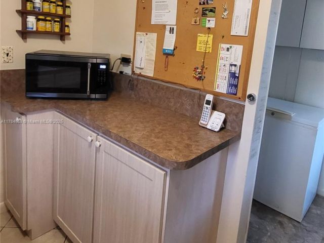 3-bedroom home for sale in Hollywood - 521 N 70th Way - MondialRealty