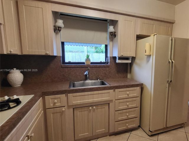 3-bedroom home for sale in Hollywood - 521 N 70th Way - MondialRealty