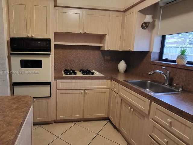 3-bedroom home for sale in Hollywood - 521 N 70th Way - MondialRealty