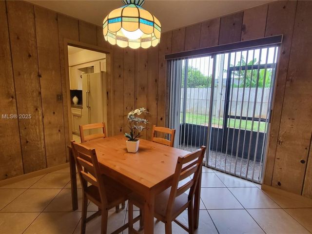 3-bedroom home for sale in Hollywood - 521 N 70th Way - MondialRealty