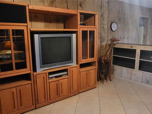 3-bedroom home for sale in Hollywood - 521 N 70th Way - MondialRealty