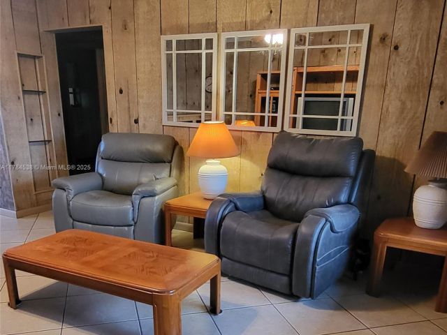 3-bedroom home for sale in Hollywood - 521 N 70th Way - MondialRealty