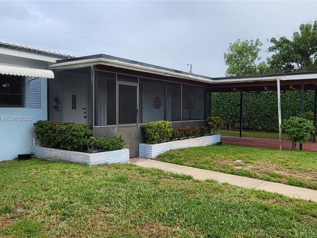 3-bedroom home for sale in Hollywood - 521 N 70th Way - MondialRealty
