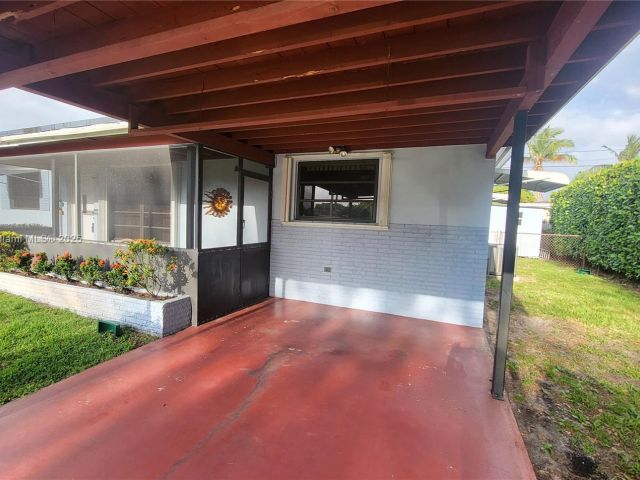 3-bedroom home for sale in Hollywood - 521 N 70th Way - MondialRealty
