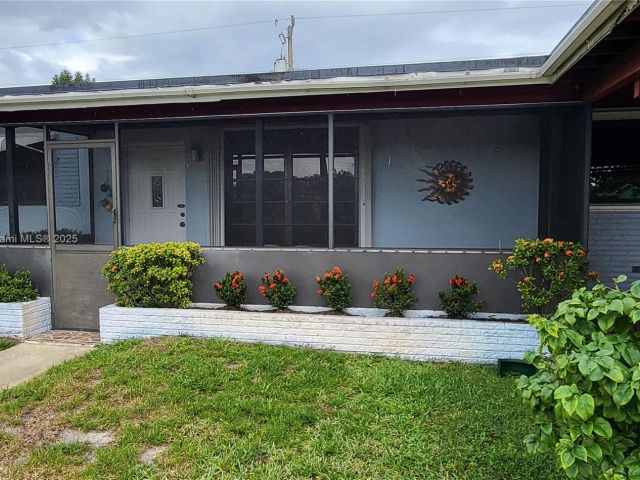3-bedroom home for sale in Hollywood - 521 N 70th Way - MondialRealty