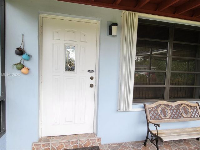 3-bedroom home for sale in Hollywood - 521 N 70th Way - MondialRealty