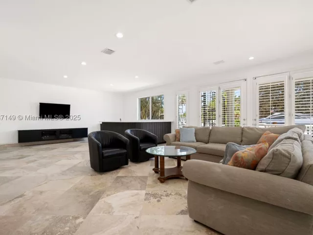 5-bedroom home for sale in Fort Lauderdale - 2561 Lucille Dr - MondialRealty