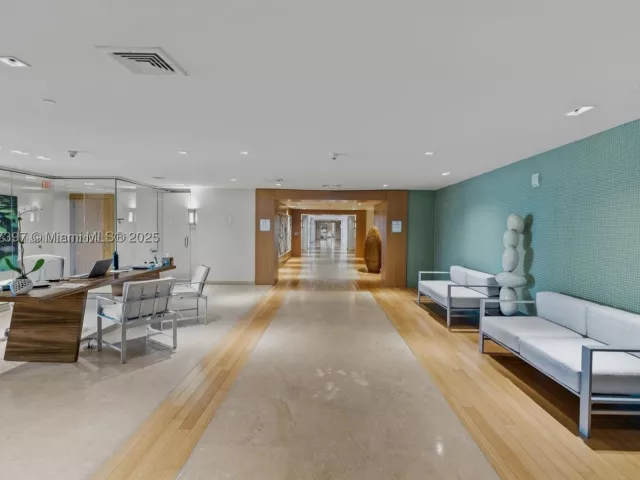 1-bedroom condo for sale in Miami - 900 Biscayne Blvd 2410 - MondialRealty