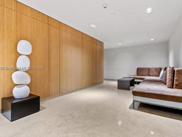 1-bedroom condo for sale in Miami - 900 Biscayne Blvd 2410 - MondialRealty