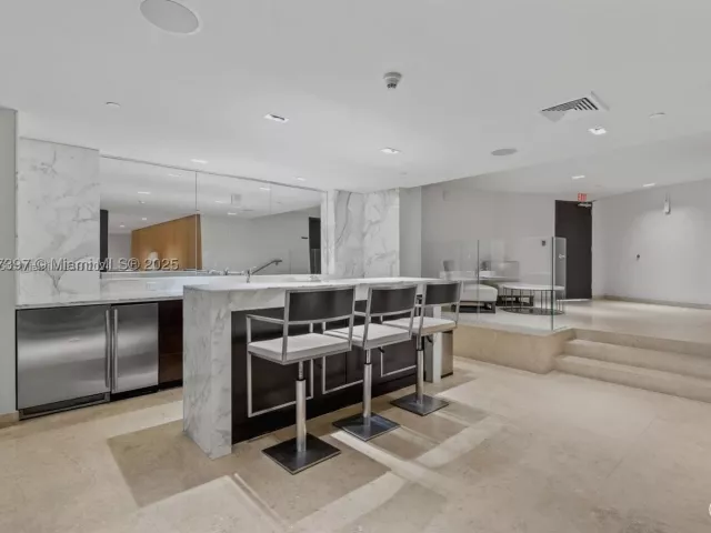 1-bedroom condo for sale in Miami - 900 Biscayne Blvd 2410 - MondialRealty