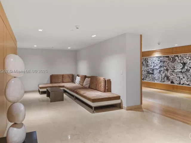 1-bedroom condo for sale in Miami - 900 Biscayne Blvd 2410 - MondialRealty