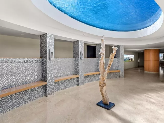 1-bedroom condo for sale in Miami - 900 Biscayne Blvd 2410 - MondialRealty