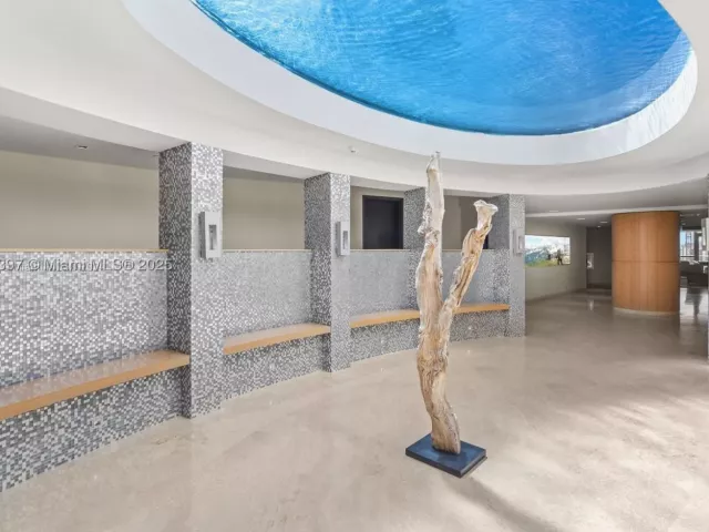 1-bedroom condo for sale in Miami - 900 Biscayne Blvd 2410 - MondialRealty