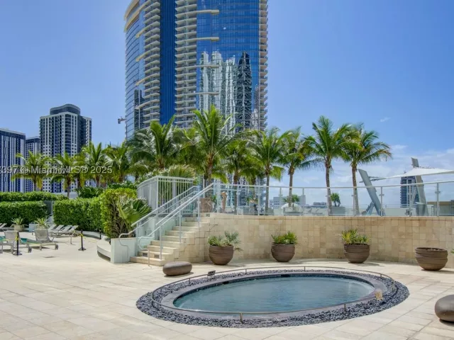 1-bedroom condo for sale in Miami - 900 Biscayne Blvd 2410 - MondialRealty
