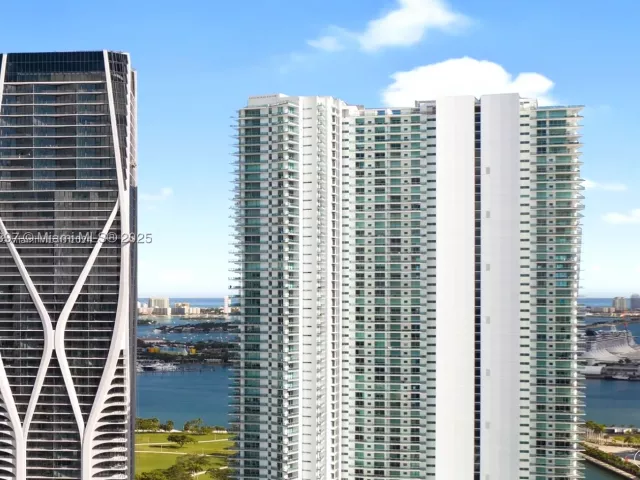 1-bedroom condo for sale in Miami - 900 Biscayne Blvd 2410 - MondialRealty