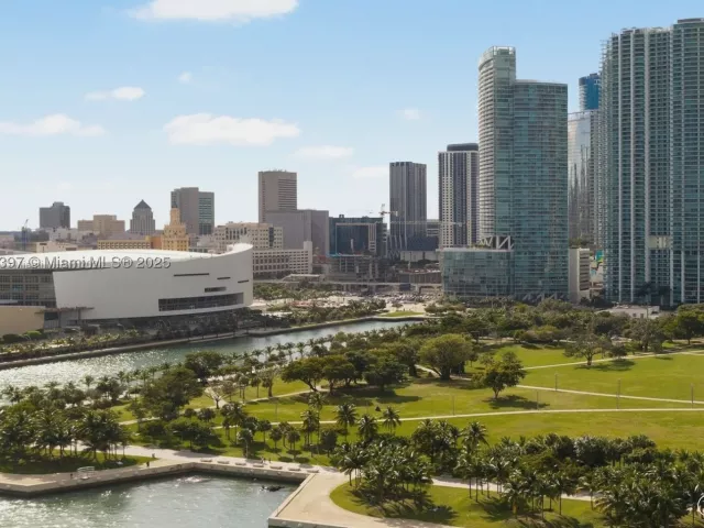 1-bedroom condo for sale in Miami - 900 Biscayne Blvd 2410 - MondialRealty