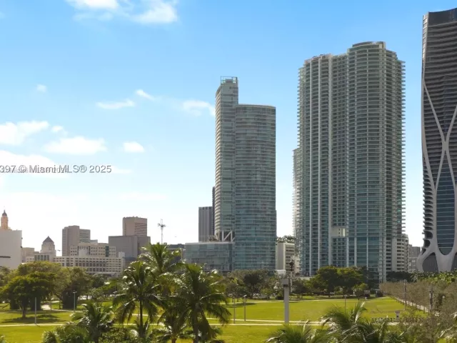 1-bedroom condo for sale in Miami - 900 Biscayne Blvd 2410 - MondialRealty