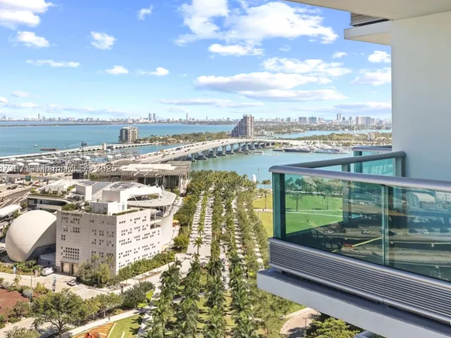 1-bedroom condo for sale in Miami - 900 Biscayne Blvd 2410 - MondialRealty