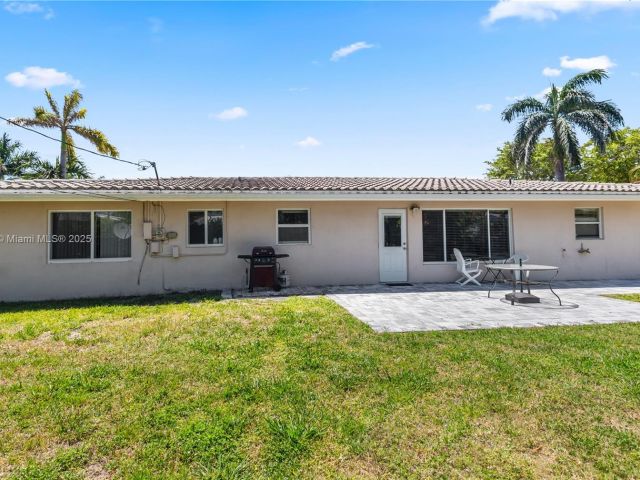 Home for sale at 1031 SE 14th Dr - photo 5894394