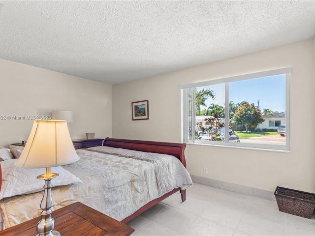 Home for sale at 1031 SE 14th Dr - photo 5894399