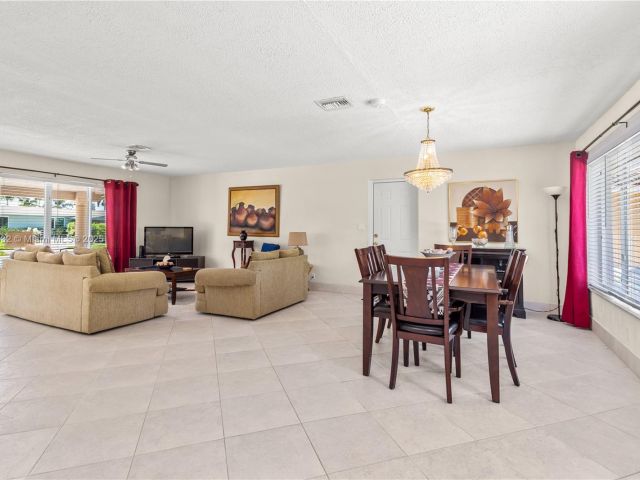 Home for sale at 1031 SE 14th Dr - photo 5894405