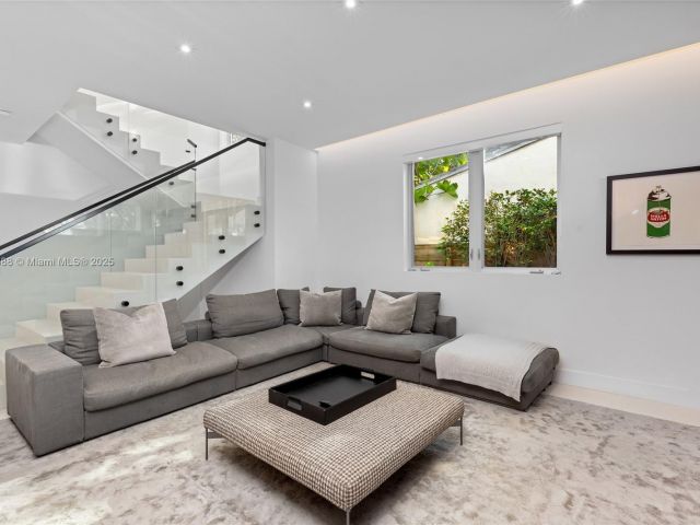 Home for sale at 4039 Ventura Ave - photo 6036105