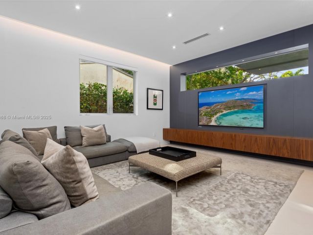 Home for sale at 4039 Ventura Ave - photo 6036107