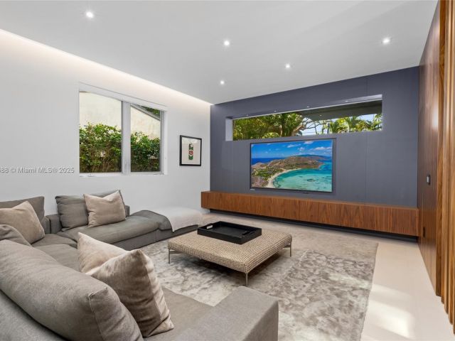 Home for sale at 4039 Ventura Ave - photo 6036108