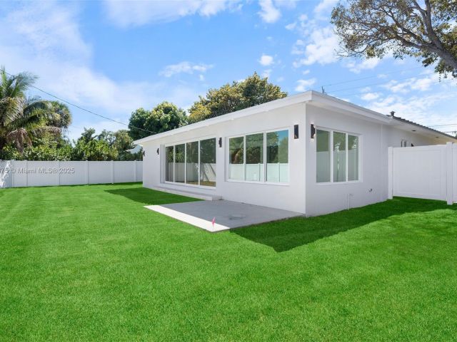 Home for sale at 1917 N Swinton Ave - photo 5878637