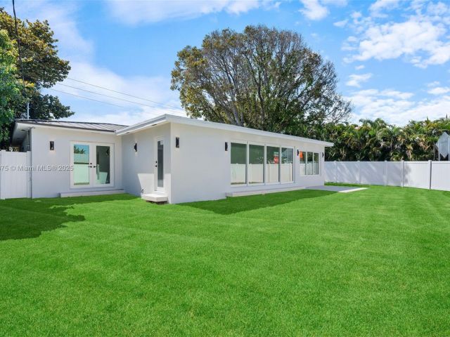 Home for sale at 1917 N Swinton Ave - photo 5878639