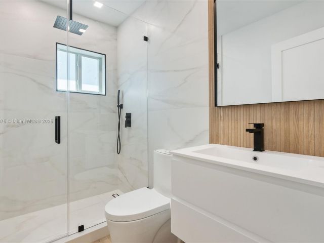 Home for sale at 1917 N Swinton Ave - photo 5878642