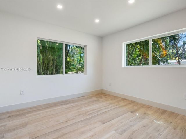 Home for sale at 1917 N Swinton Ave - photo 5878644