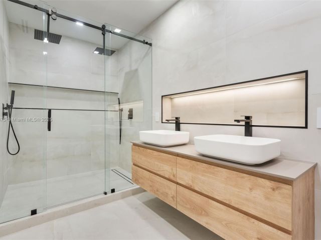 Home for sale at 1917 N Swinton Ave - photo 5878646